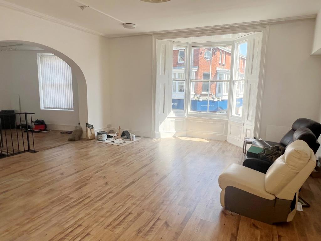 Lot: 135 - COMMERCIAL PROPERTY IN HIGH STREET LOCATION - First floor internal view looking towards bay window over High Street